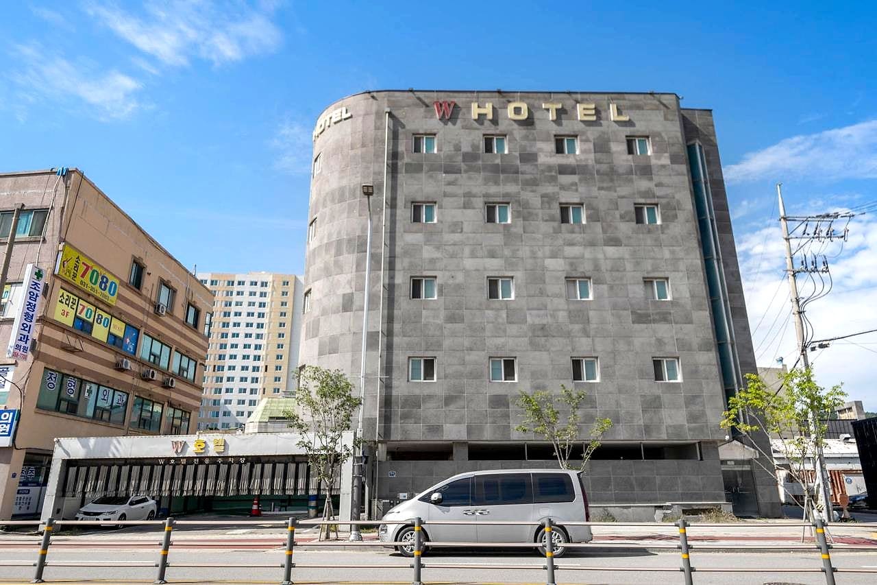 W MOTEL 건물 외관. 옥상 간판은 W HOTEL, 주차장 입구 간판은 W호텔 전용주차장